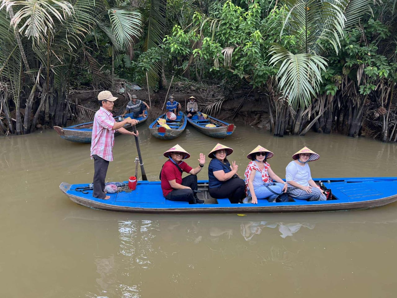 Tourists experience boat trips on the Mekong River amidst the peaceful natural scenery of the Western region.