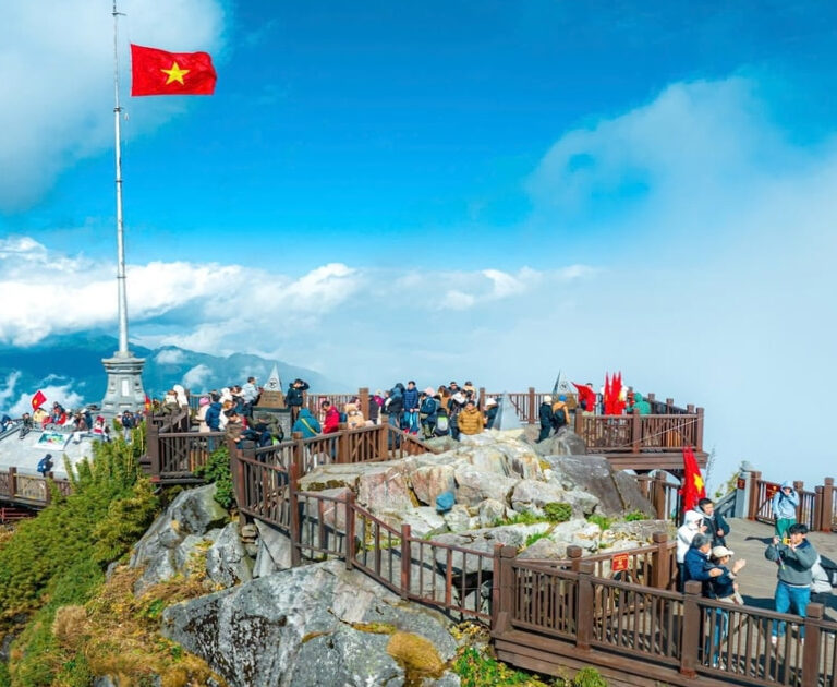 Tourists go cloud hunting and admire the natural scenery in Sa Pa.