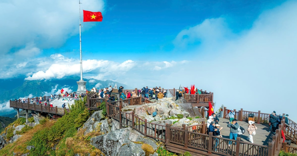 Tourists go cloud hunting and admire the natural scenery in Sa Pa.