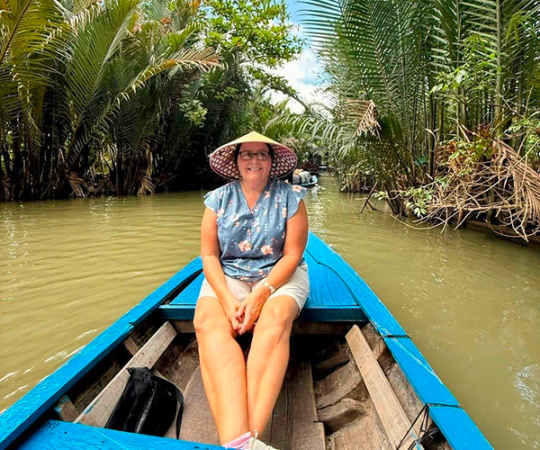 Tourists experience boat trips on the Mekong River amidst the peaceful natural scenery of the Western region.