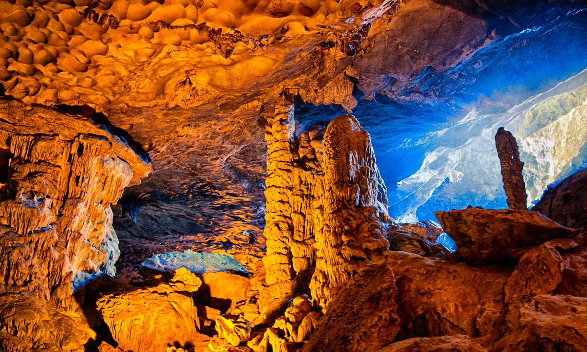 Sung Sot Cave is a karst cave located in the limestone massif of Bo Hon Island, Ha Long Bay.
