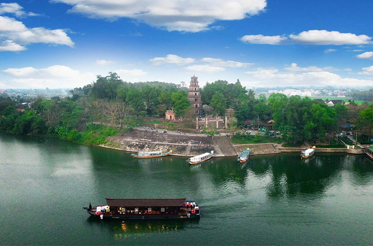Thien Mu Pagoda is one of the most famous landmarks in the ancient capital of Hue. Visitors can come here to watch the sunset, an experience that everyone enjoys.