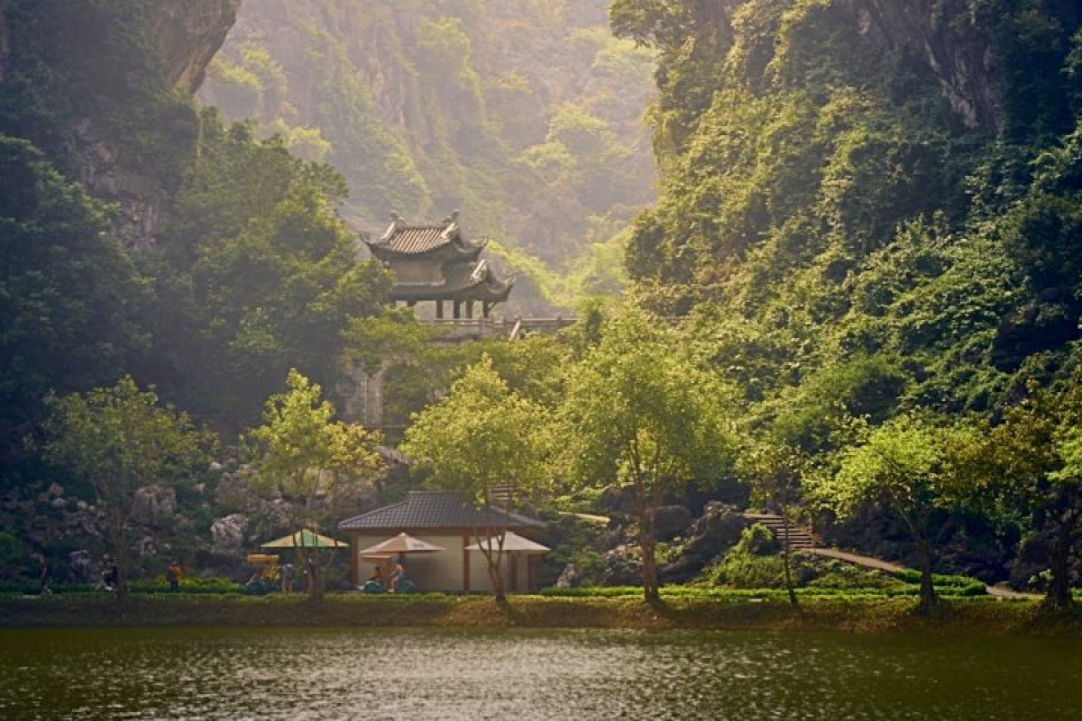 Best Time to Visit Am Tien Cave