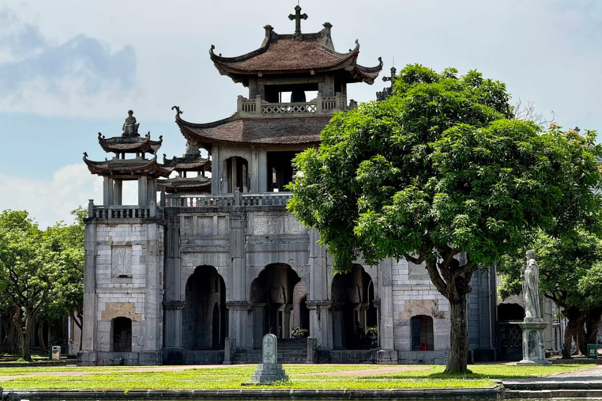 Best Time to Visit Phat Diem Stone Church