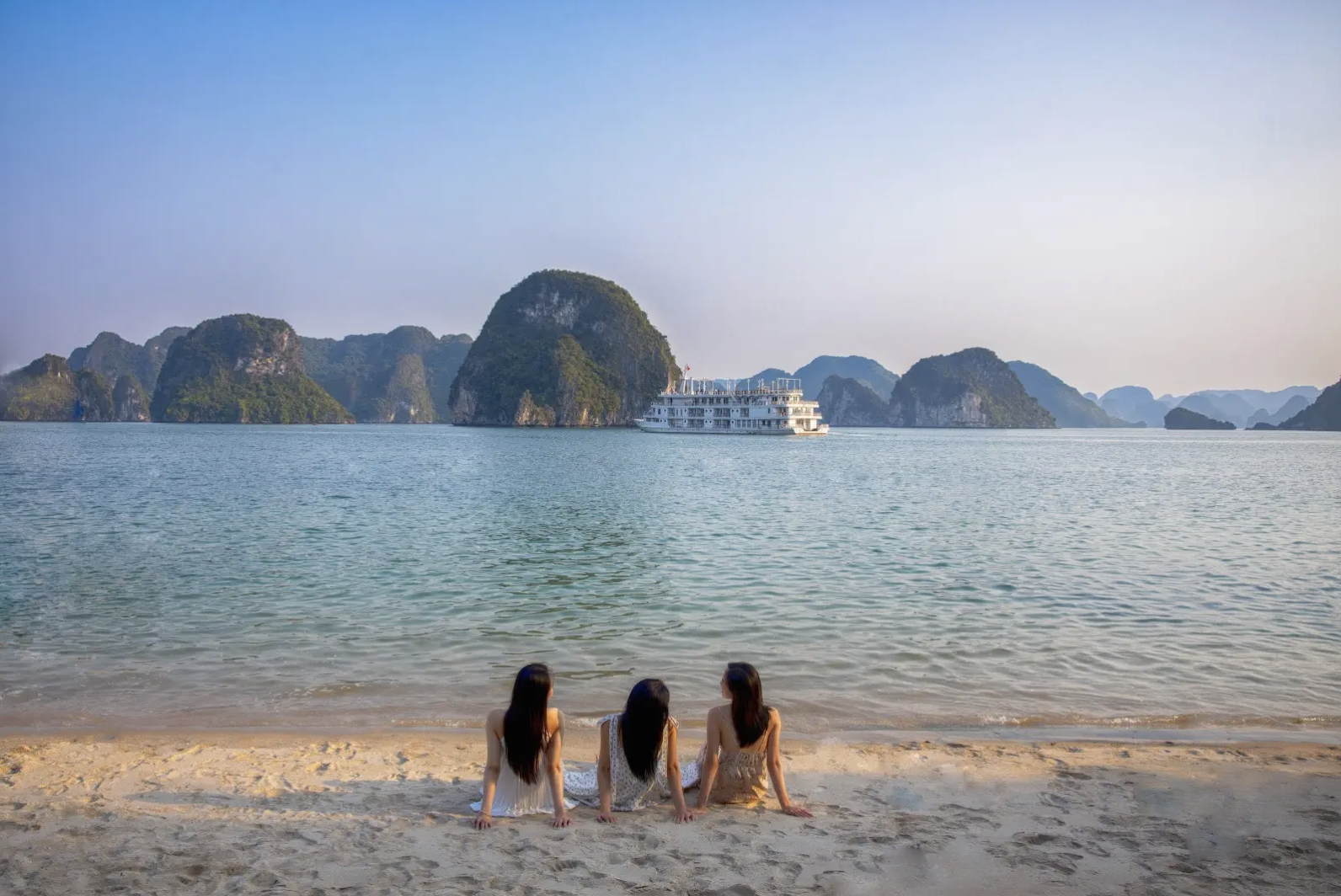 Visiting Ha Long Bay, tourists can experience a variety of fun activities
