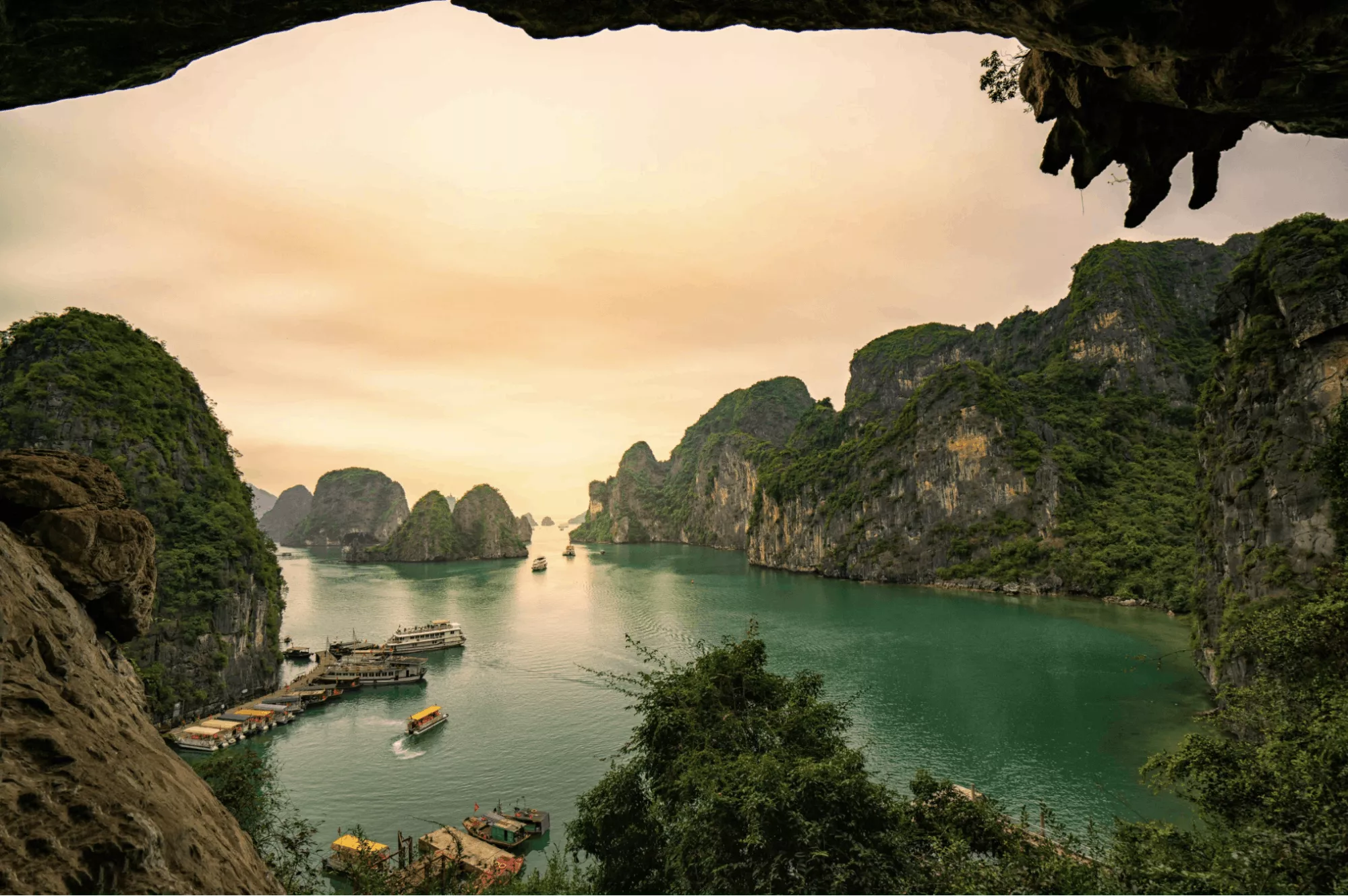 Lan Ha Bay is one of the famous tourist destinations in Vietnam