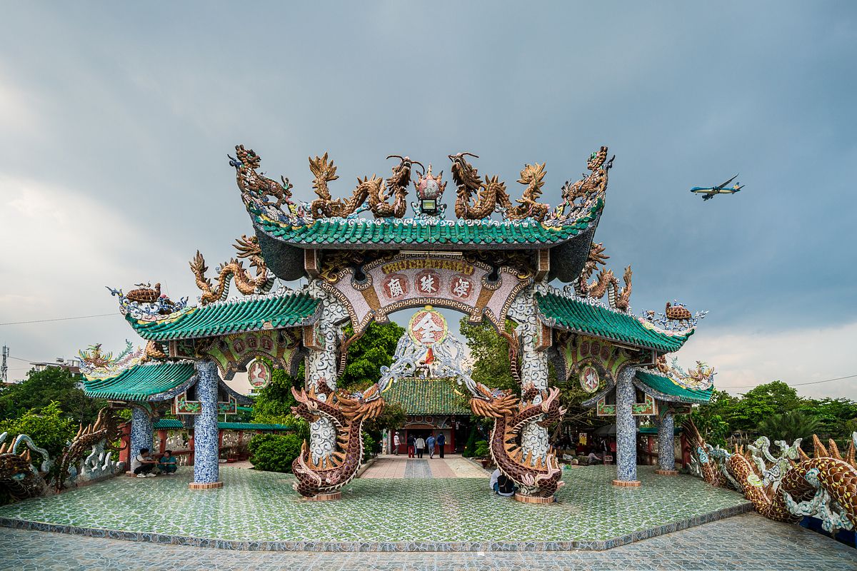 Phu Chau Pagoda boasts unique architecture and a wealth of cultural and historical stories