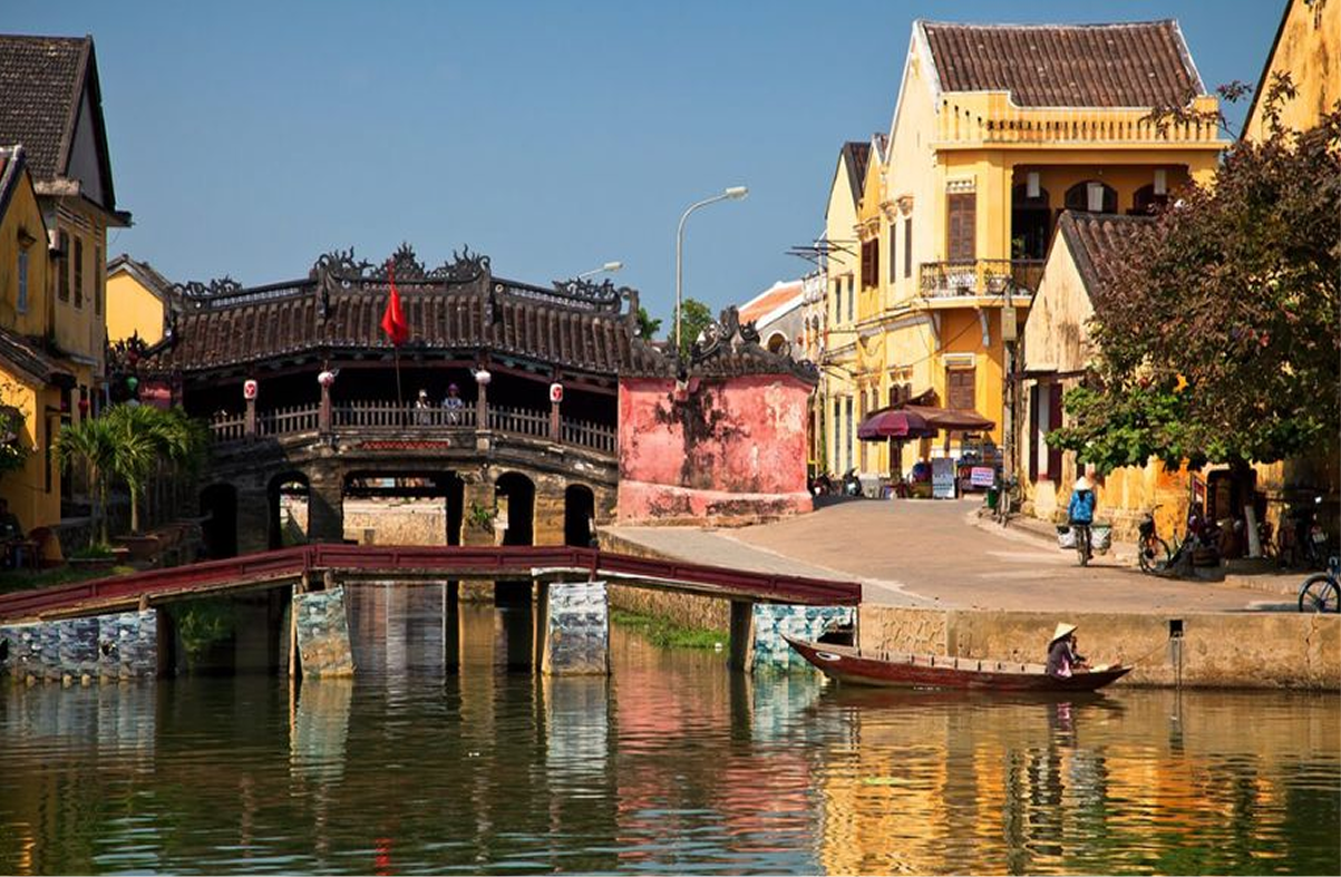 Enjoy traditional activities and street performances