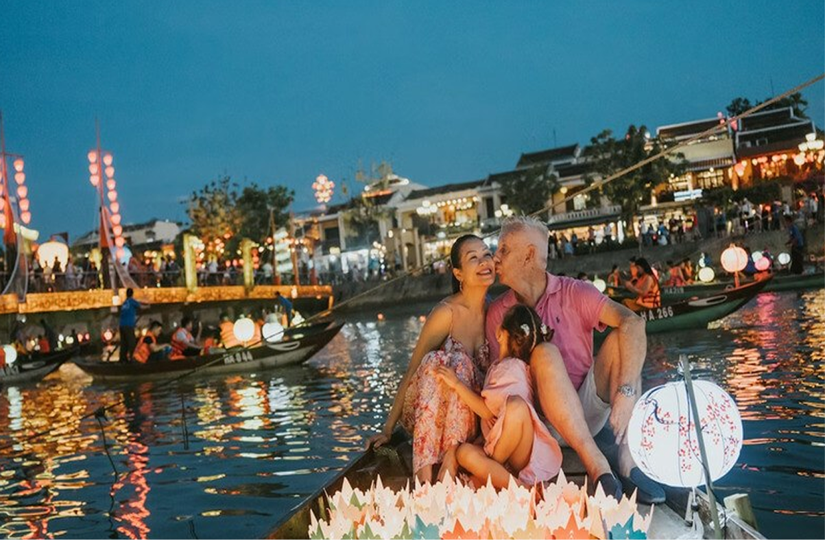 Admire the enchanting beauty of Hoi An at night