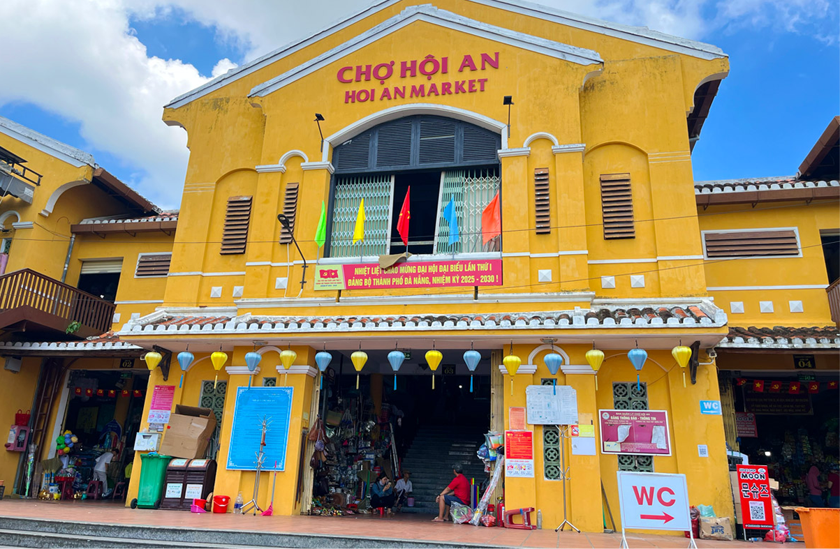 Overview of Hoi An Central Market