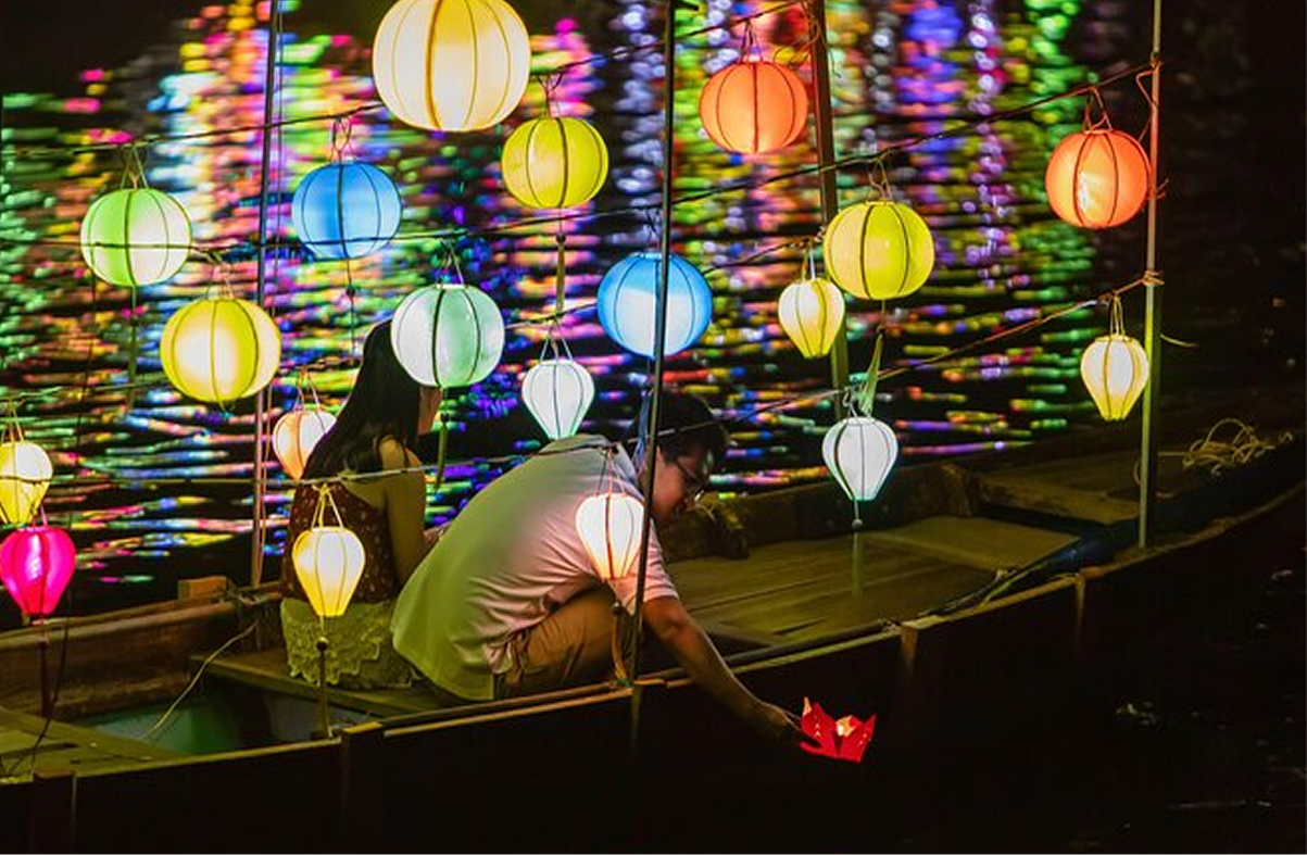 Release flower lanterns on the Hoai river