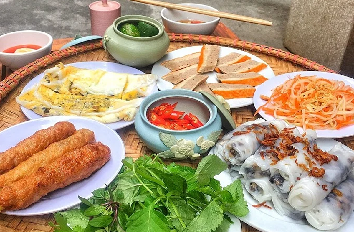 Steamed Rice Rolls with Grilled Pork – A popular Hoi An street food full of smoky flavor.