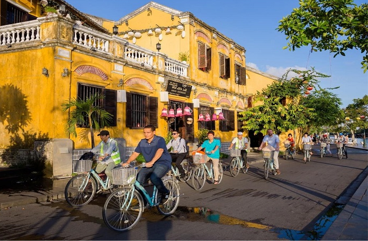 Take a bicycle tour around Hoi An