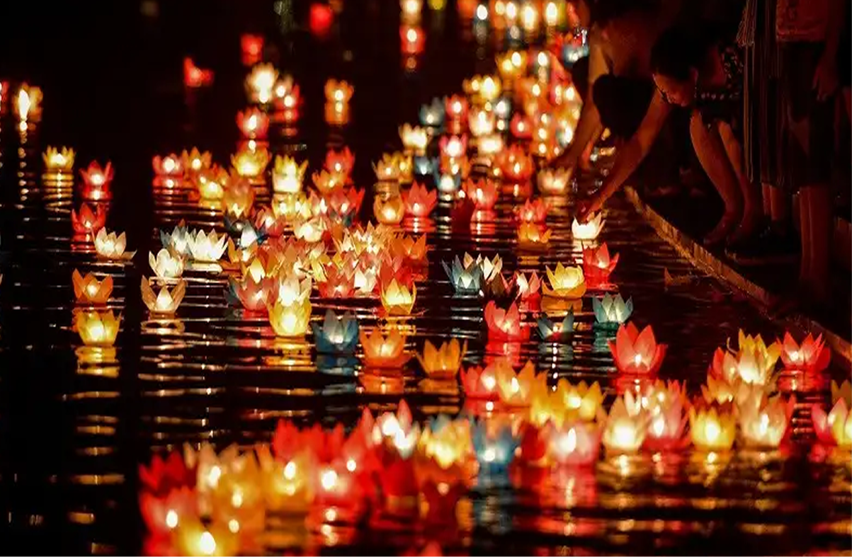 The best time to try a floating lantern Hoi An
