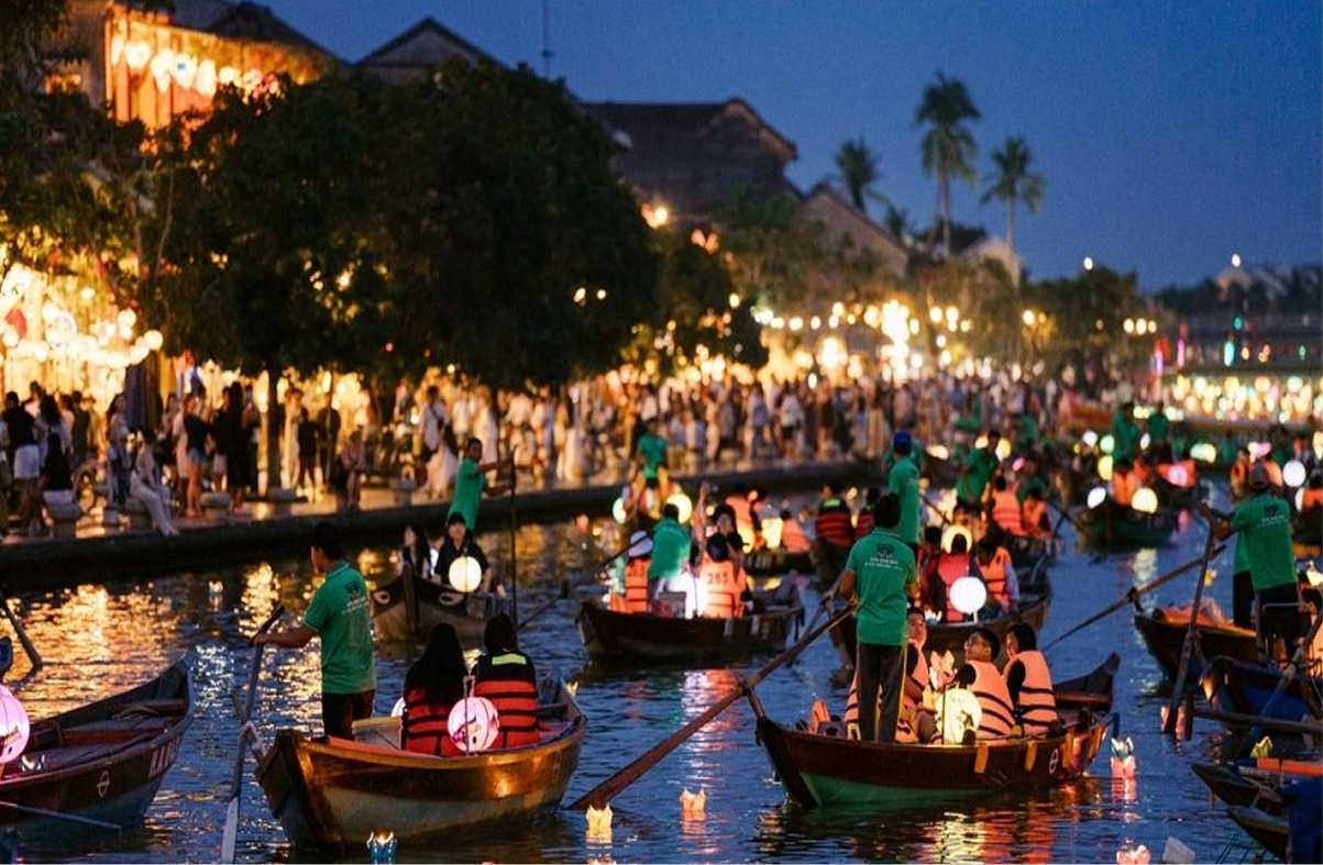 Floating lanterns in Hoi An so special at night