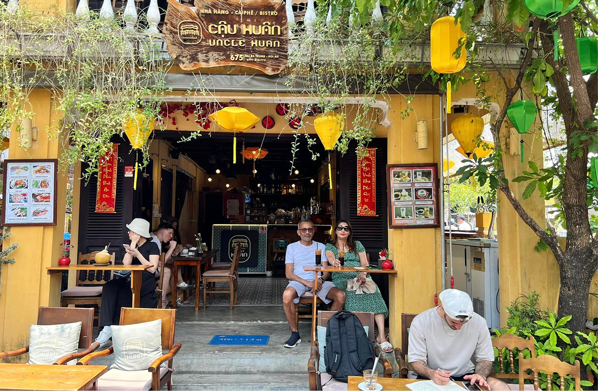 Foreign travelers love Uncle Huan Coffee