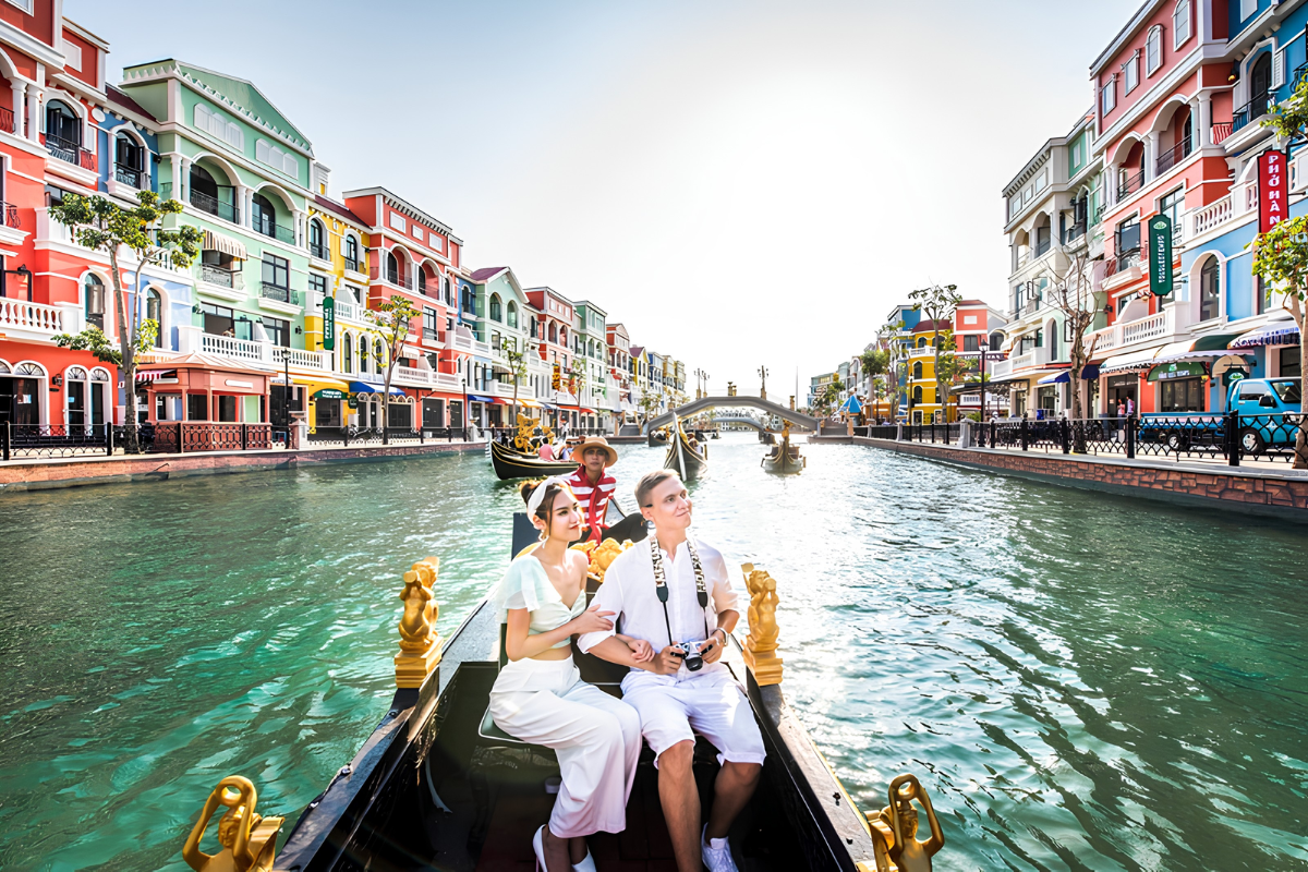 Explore Vietnam from North to South while balancing cultural discoveries with relaxing beach escapes