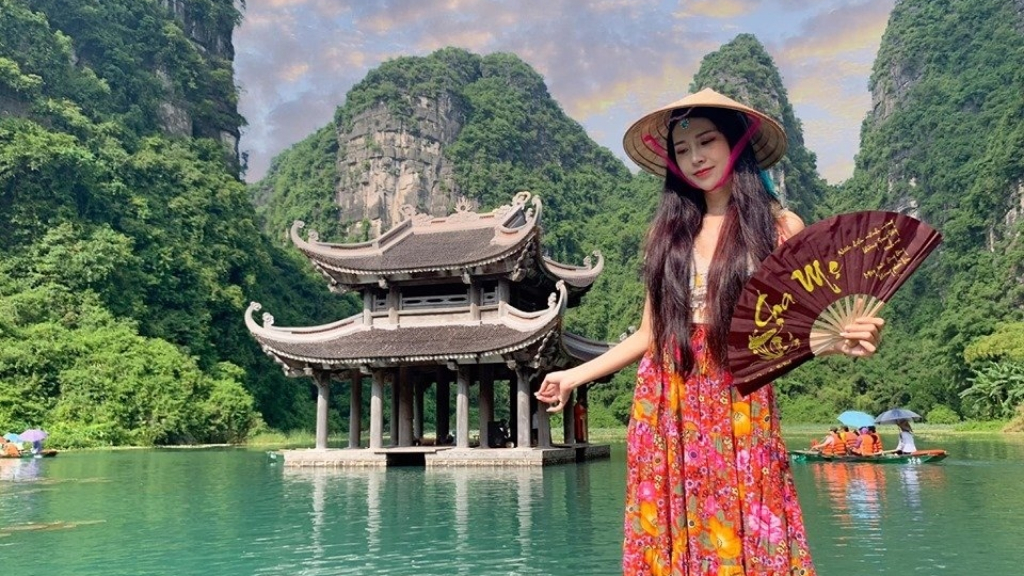 Pack smart for Vietnam in November: layer up in the North, prepare for rain in Central Vietnam, and stay light and cool in the South
