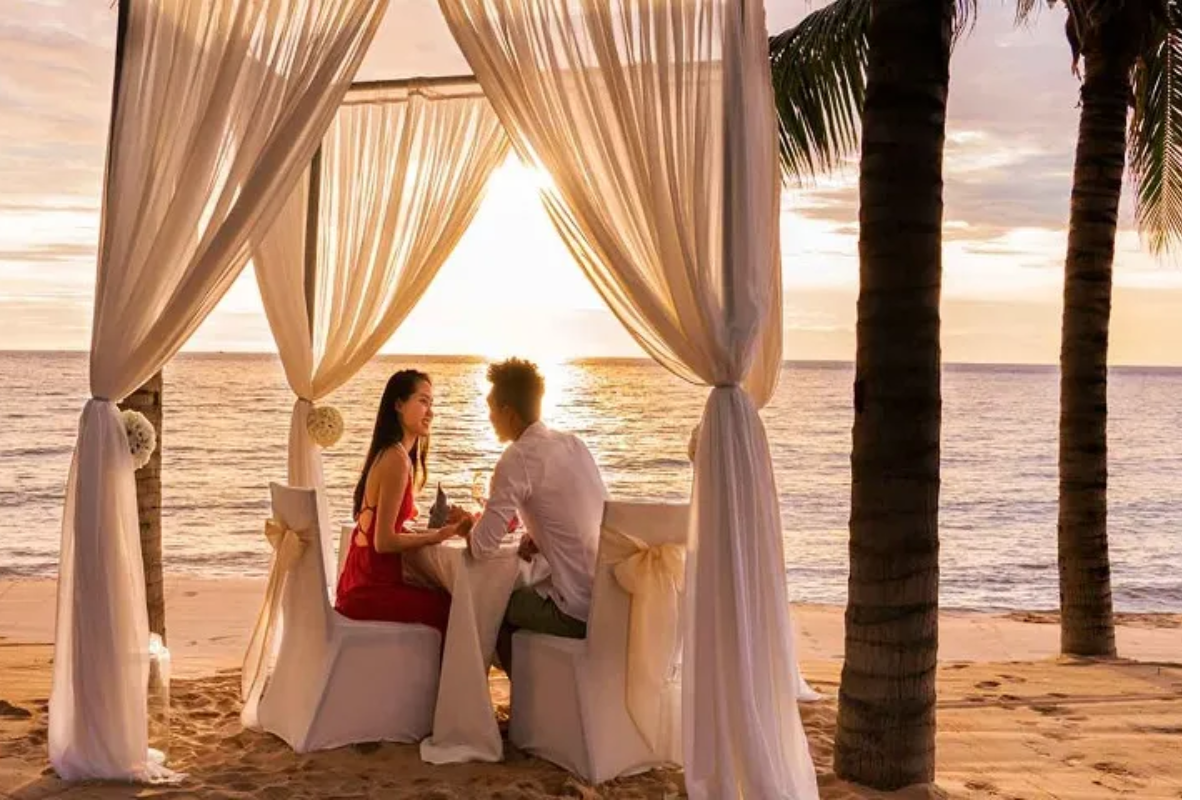 Enjoy a romantic journey through Vietnam’s highlights, from cultural discoveries to peaceful beach escapes