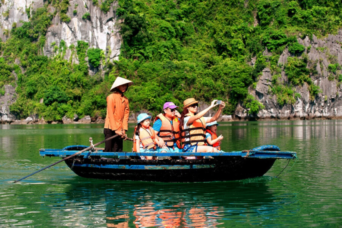 Combine cycling, cultural experiences, and relaxation on Vietnam bike tours